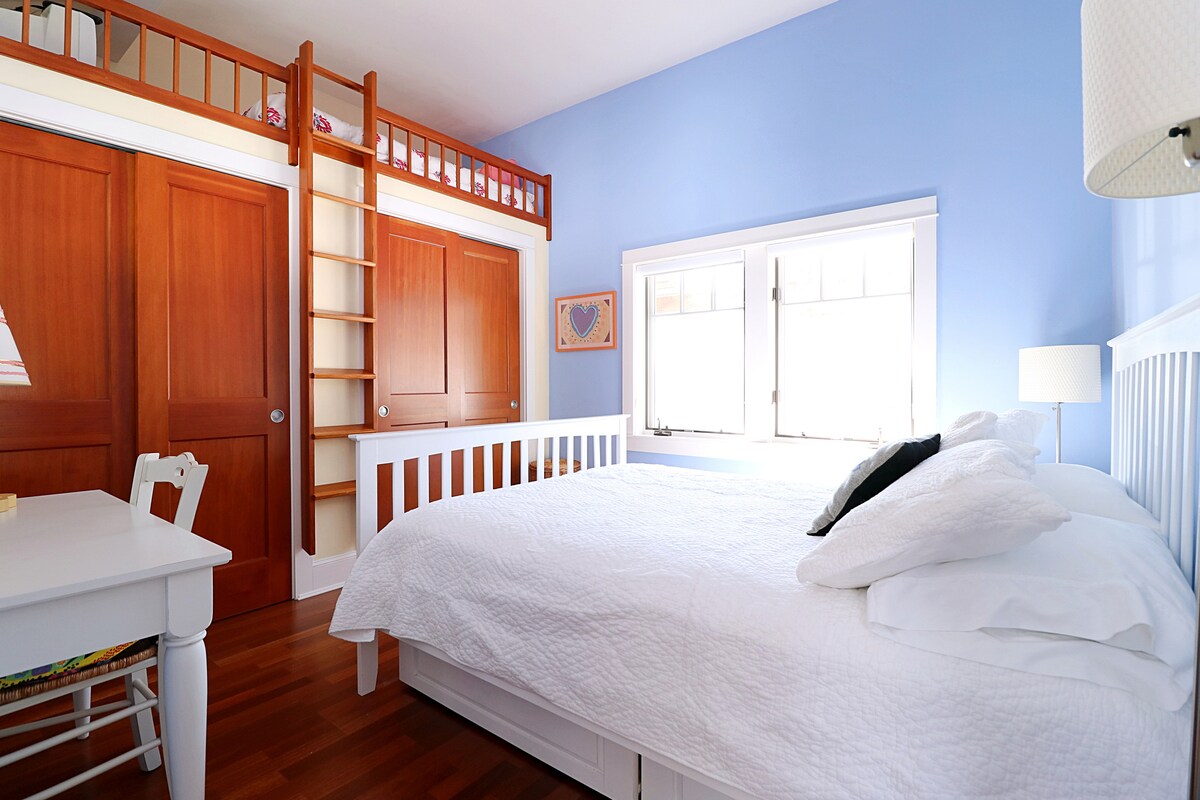 Синята стая разполага с двойно легло и спално помещение.  Снимка от @tomsfuller