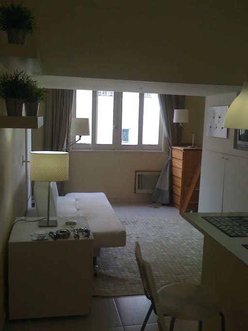 Sala com sofá-cama.