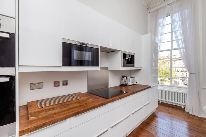 Amazing 3 beds apartment, Edinburgh City Centre gallery image 4