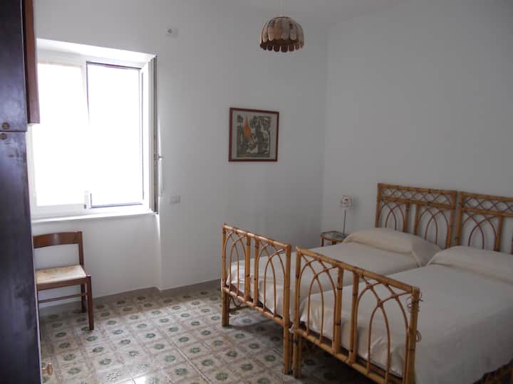 חדר שינה עם שתי מיטות יחיד שניתן לחברן למיטה זוגית. לחדר הזה יש חדר רחצה פרטי.