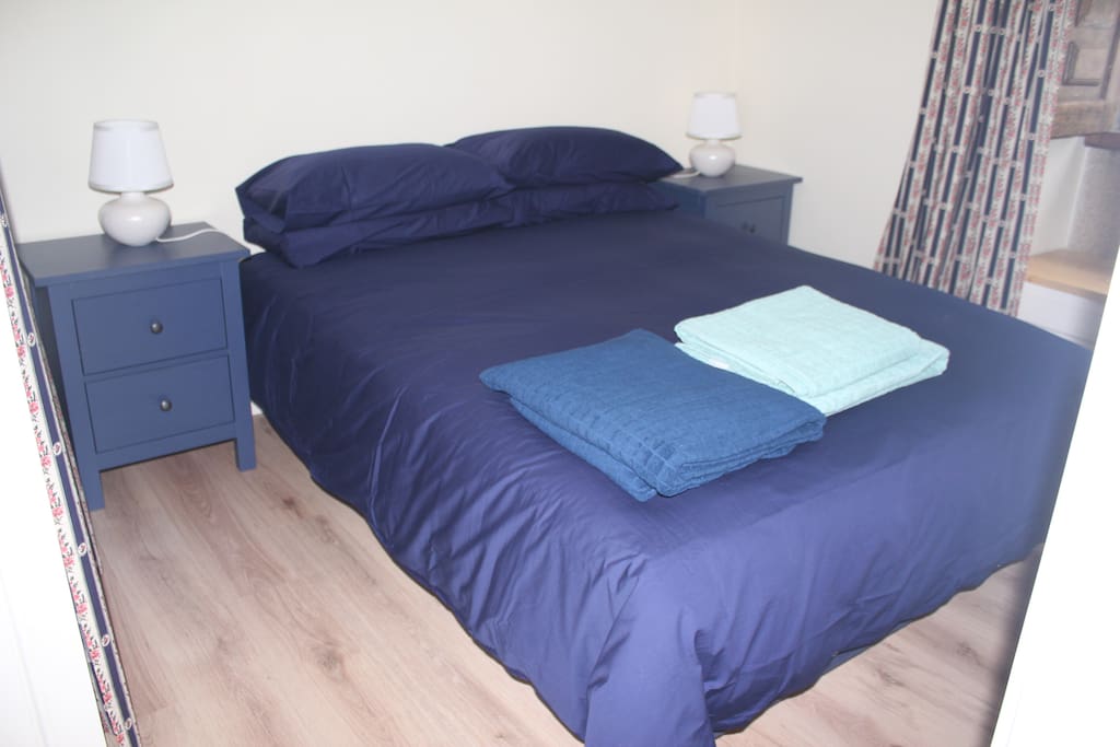Double bed with en suite bathroom (shower).