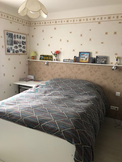 chambre beige lumineuse à 20 min à pied d'Annecy