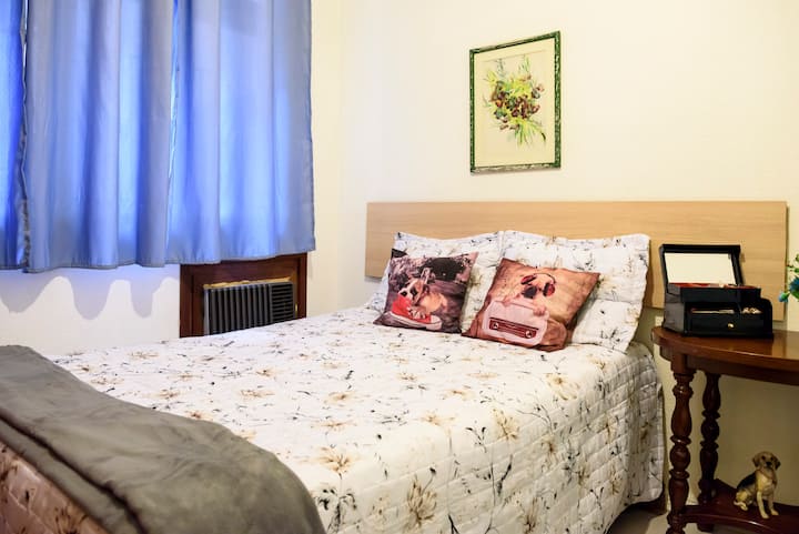 Chambre avec 1 lit double et 1 lit simple (avec deux matelas).Le rideau est opaque. Nouveau lit et matelas à ressorts.