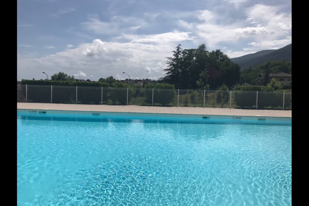 Piscine ouverte du 1er juin au 1er septembre, badge d'entrée mis à disposition