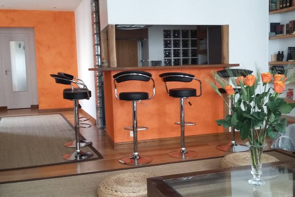 Bar ouvrant sur la cuisine