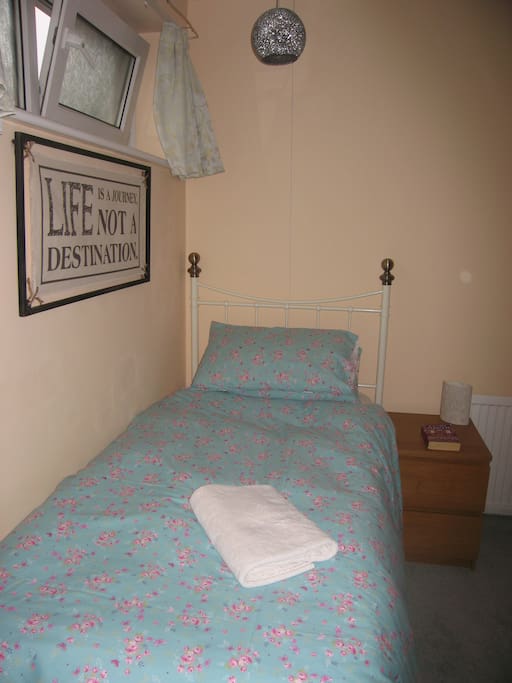 Cosy single room which is newly decorated and furnished