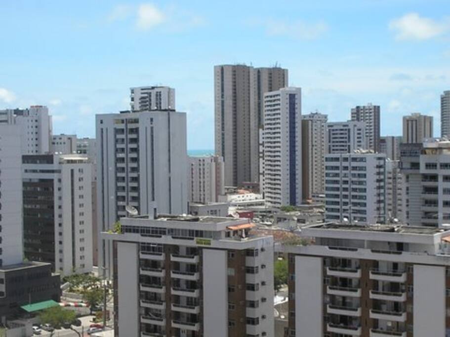 Vista da sala, nas proximidades do shopping e da praia.