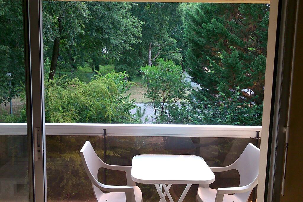 Sur le balcon, vous pourrez déjeuner avec une vue sur des espaces verts avec des écureuils!