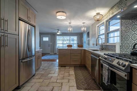 Cozy Oasis -walk to downtown, close to Lakepoint