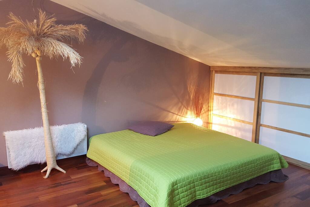 Grand lit 180x200.Chambre en mezzanine