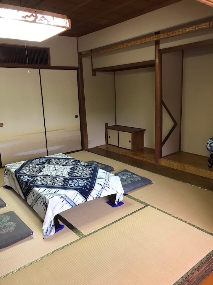 Habitación tradicional de estilo japonés en el segundo piso.Está disponible.