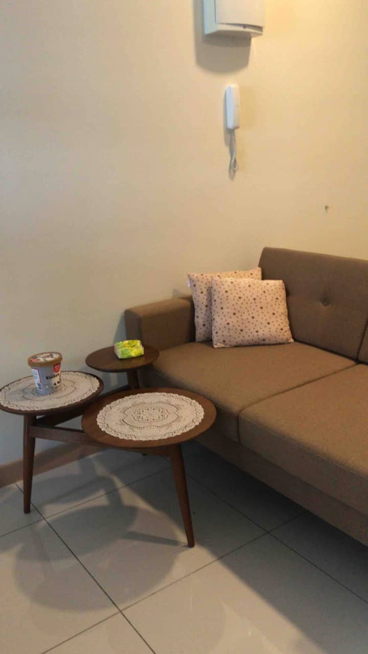 Dnevni boravak za opuštanje ispred TV-a s ravnim ekranom.