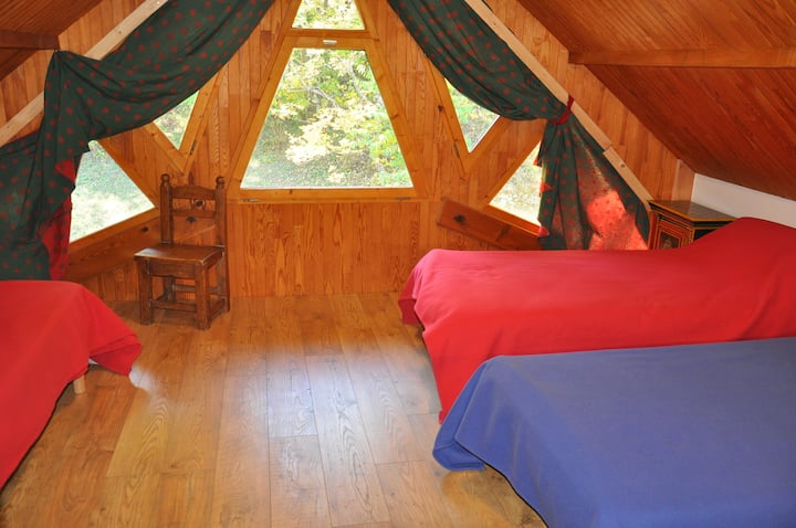 chumba cha kulala chenye vitanda 3 kwenye ghorofa ya 3
Vitanda 3 katika 90/2M au 
au kitanda 1 katika 180/2M na kitanda 1 cha mtu mmoja