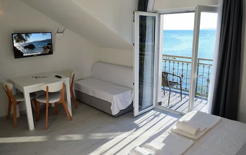 Top performing Airbnb: Fancy studio apartment with sea view LEMON 2 in Milna