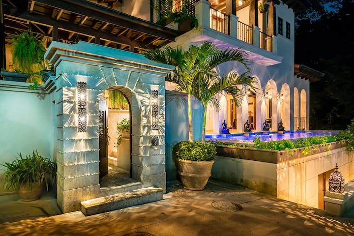 Oceanside Villa With Pool & Terrace – Casa Sonrisa