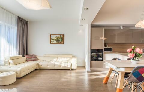 Luxury Apartment @ Designer Building near Sea/Park