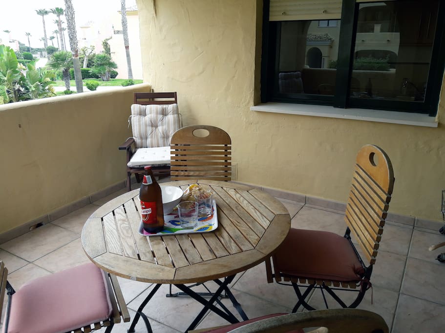 terraza amplia vinculada a la cocina con ventana