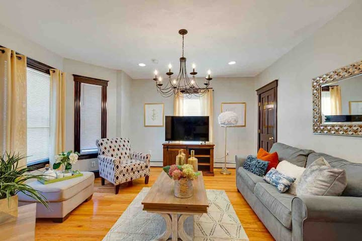 Newly Reno condo 1st floor mins to public trans T