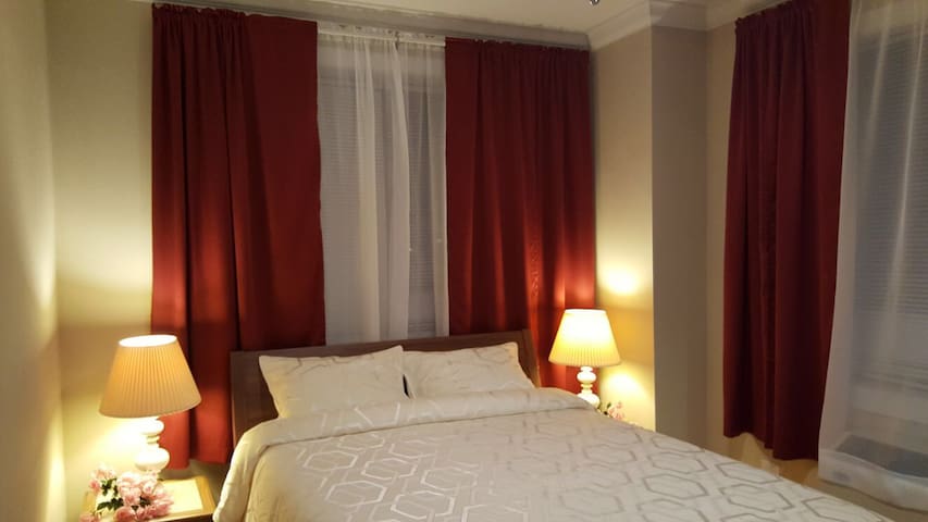 SUNNY DOWNTOWN STUDIO BY THE BEACH, FREE PARKING