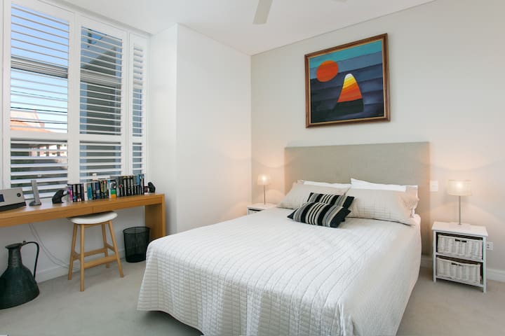 Latitude 33 gallery image 2