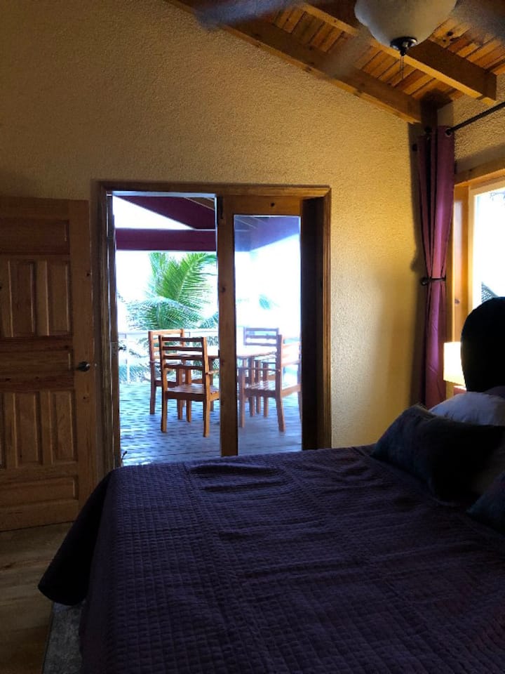 דק ונוף לים מחדר השינה הראשי