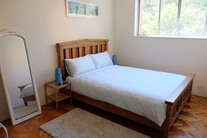 ห้องนอนเตียงใหญ่ที่สองพร้อมที่นอนควีนไซส์ที่นุ่มสบายอย่างบ้าคลั่ง