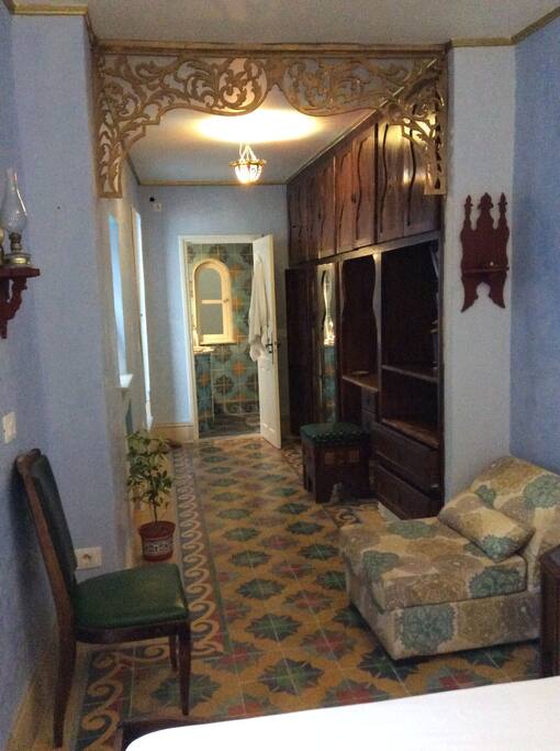 Colourful handmade encaustic cement tiles covering the floor of the room and all the surface of the bathroom.
Carreaux de ciment faits main sur le sol de la chambre et sur toute la surface de salle de bain.