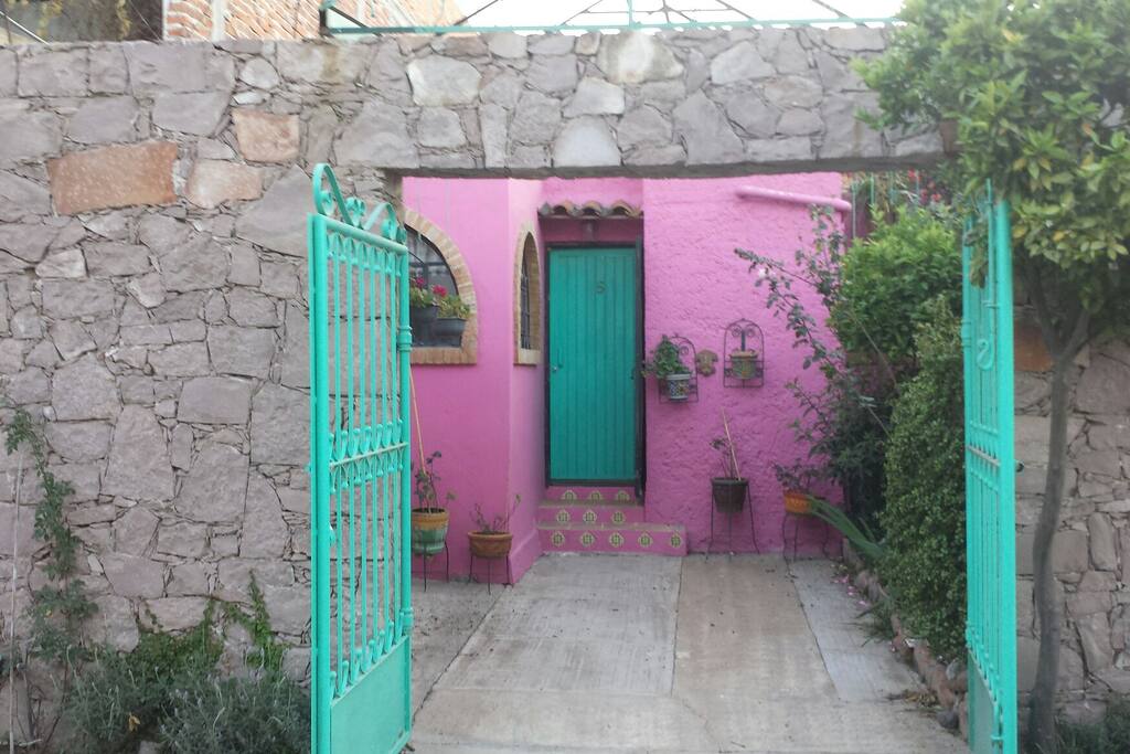 Fachada y Garaje para auto Sedan