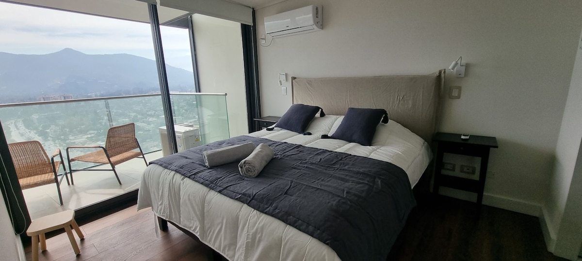 Kitanda na chumba chenye starehe chenye vitu vya starehe vyenye vitu vya starehe na maridadi. 
Ukiwa na joto baridi la kiyoyozi