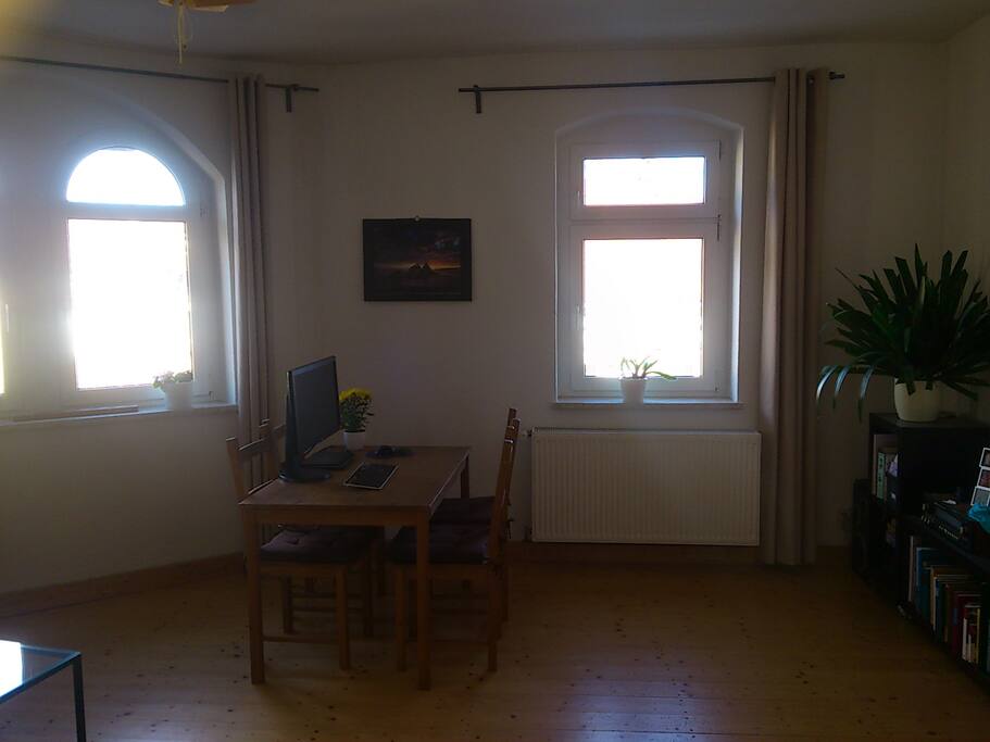 4-Mann-Tisch zum Essen und Surfen