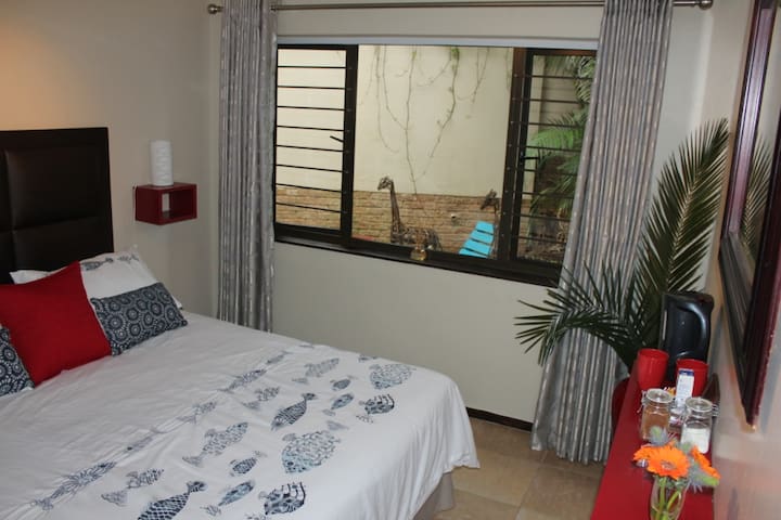 Private Room for 2 - close to beach & shops