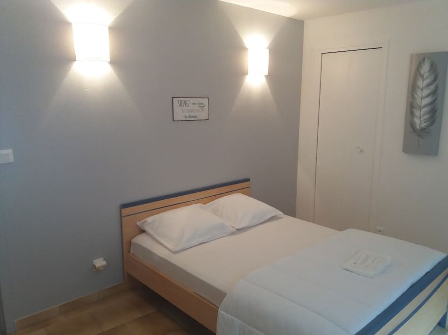 La chambre avec son lit 2 personnes.