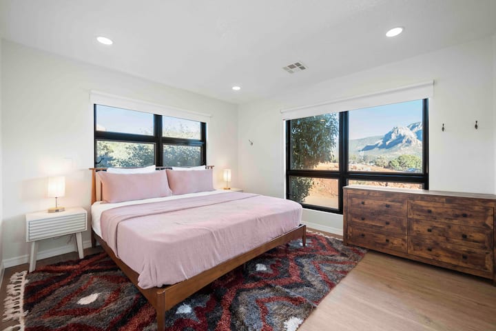 - ფართო საძინებელი, რომლიდანაც მთის ხედი იშლება   - ბუნებრივი სინათლე ოთახს ფართო ფანჯრებიდან ავსებს - სოფლის ხის კომოდი და მყუდრო ხალიჩა კომფორტსა და მომხიბვლელობას ქმნის