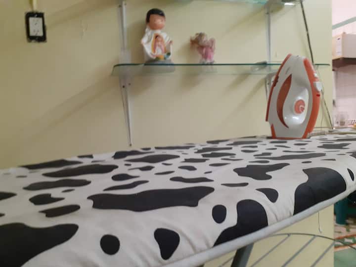 Luce siempre impecable, placha y burro a tu disposición.