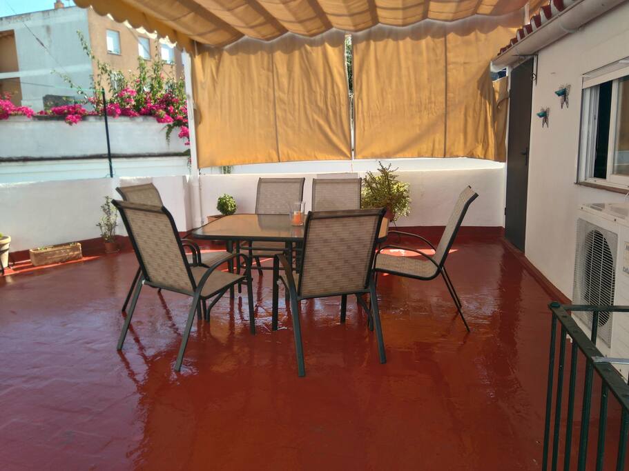 Terraza compartida, espacio para lavar y secar ropa.