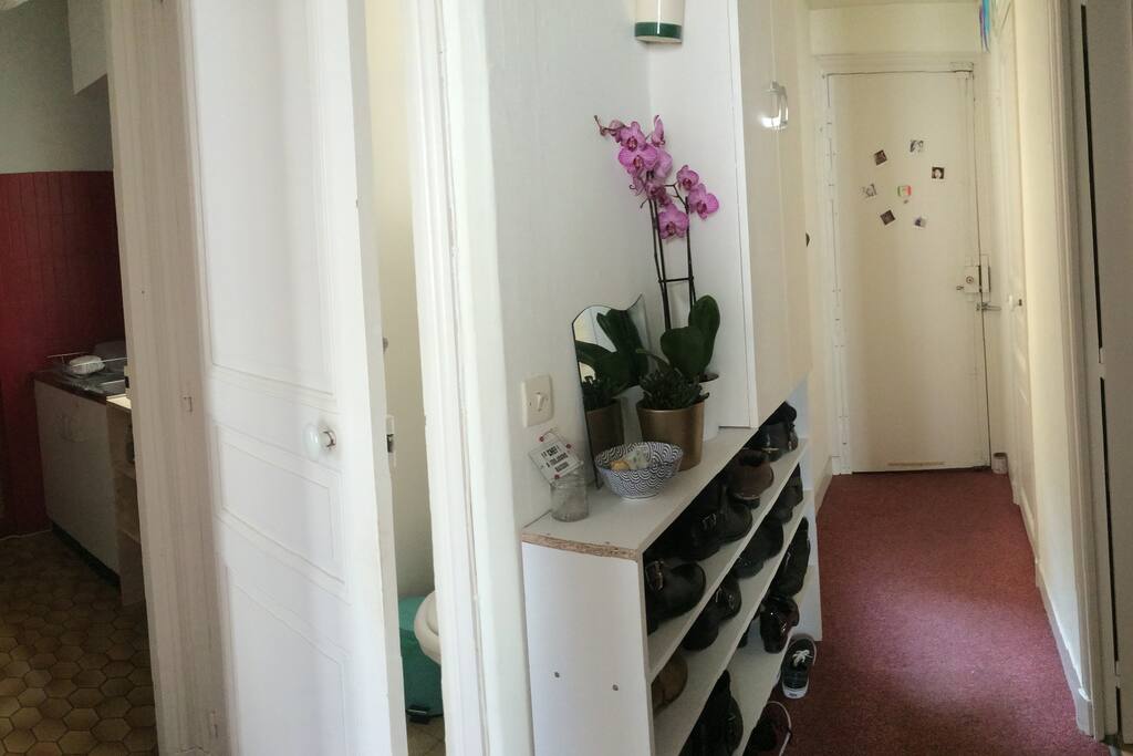 Couloir d'entrée donnant sur dressing, salle de bain, toilettes séparés, les chambres et cuisine.