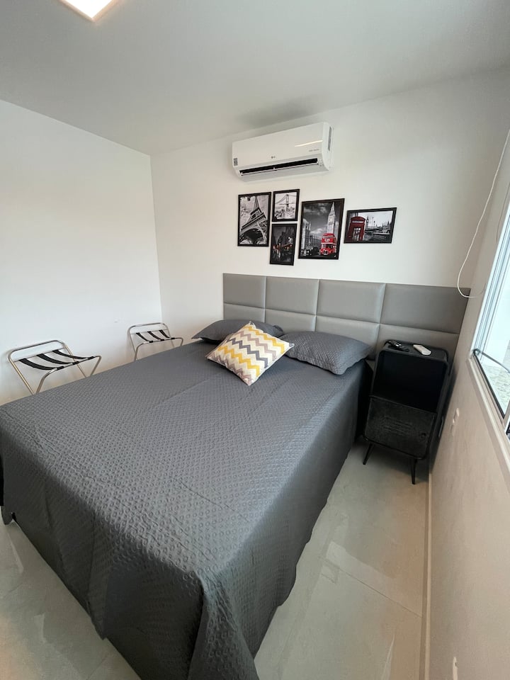 Dhoma e gjumit 2, 
1 krevat dopio, televizor inteligjent 32", ajër të kondicionuar, mbështetje për çantat dhe dritare ballkoni.