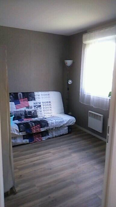 Chambre, canapé convertible avec matelas à "usage quotidien"