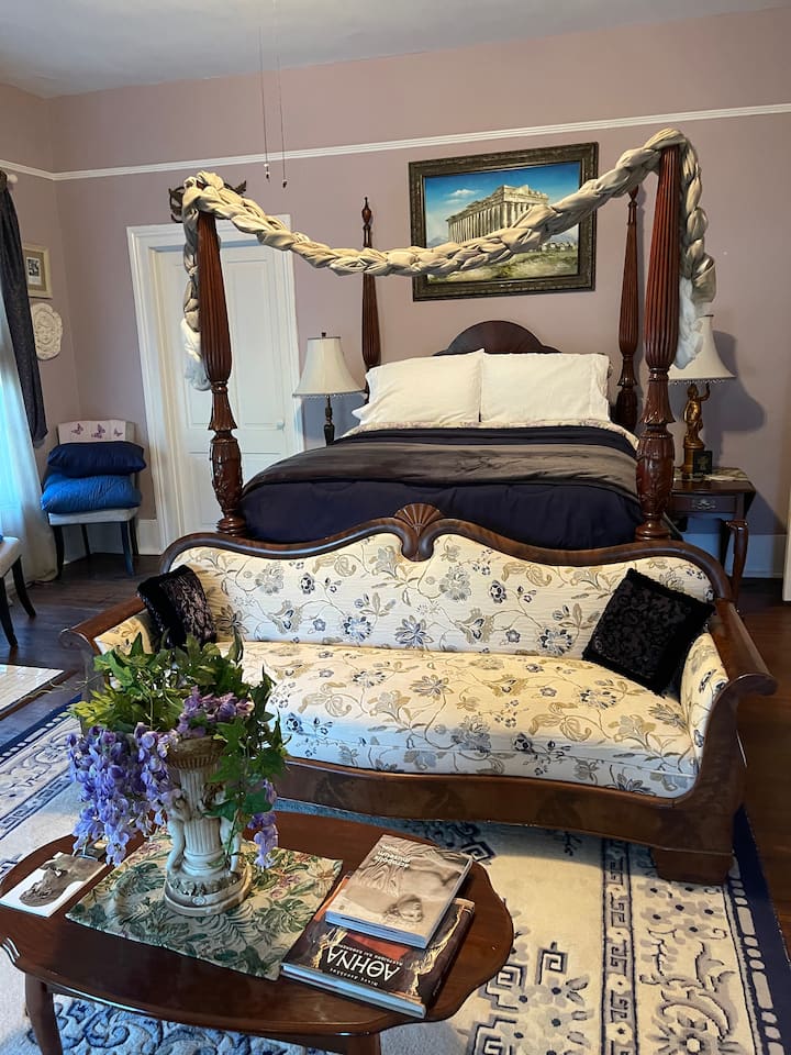 Master bedroom with en-suite and Queen bed 