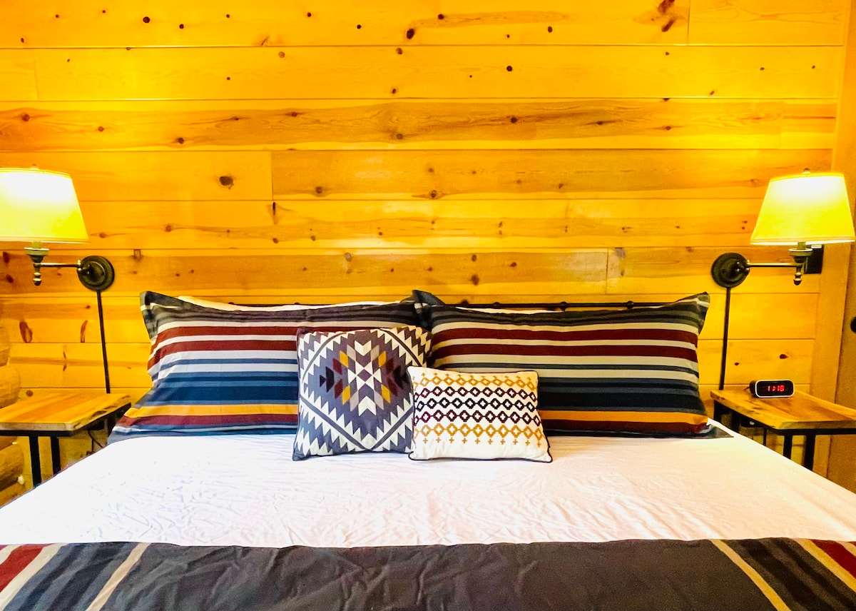 นี่เป็นห้องนอนใหญ่ชั้นล่างที่สะดวกสบายมีเตียงขนาดคิงไซส์และผ้านวมและหมอนนุ่มๆ ตู้เสื้อผ้าขนาดใหญ่สามารถเก็บเสื้อผ้าระหว่างคุณเข้าพักได้