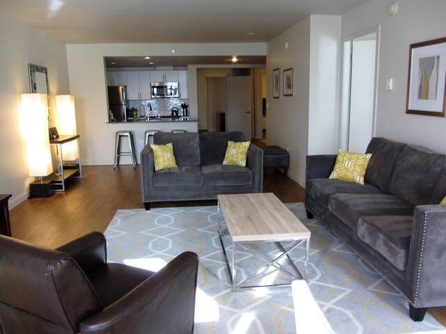 Harbor Steps 16th fl Huge Unit ~ Great Water Views gallery image 3