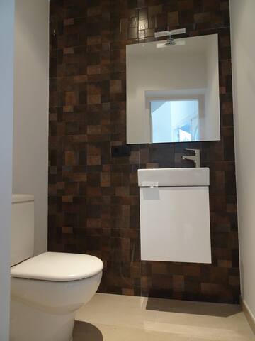 Mooie villa aan kanaal met ligplaats en zwembad! gallery image 4