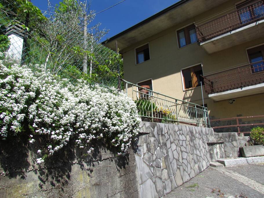 veduta della casa dal parcheggio