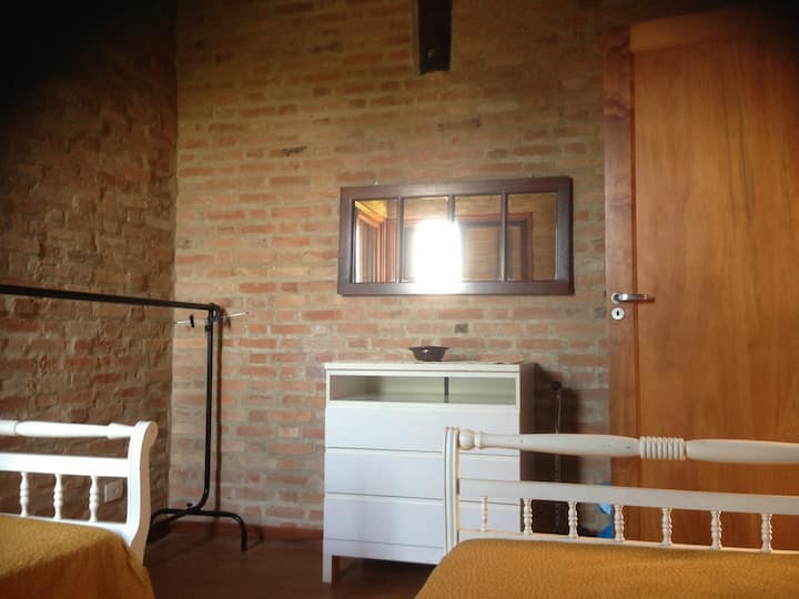 Საძინებელი 2 ერთადგილიანი საწოლით პირველ სართულზე