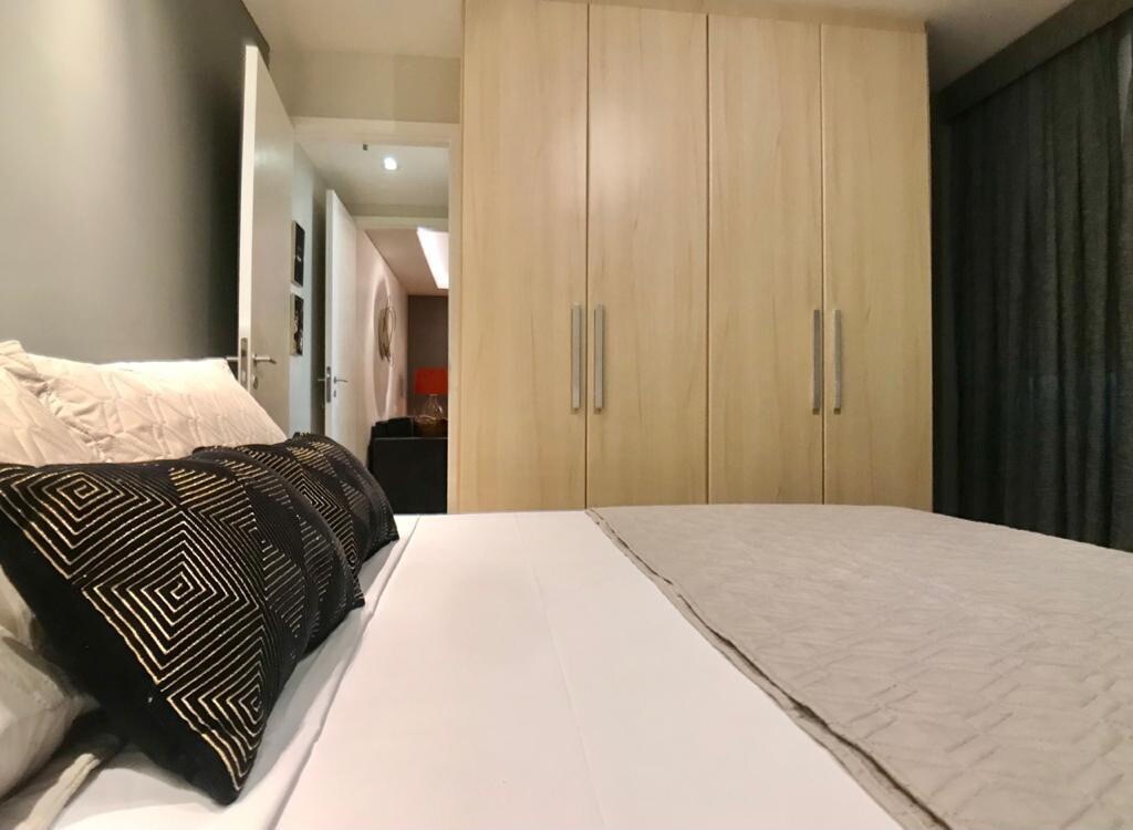 سرير بحجم كوين ، مرتبة عظمية ، خزانة كبيرة مع رف أحذية.