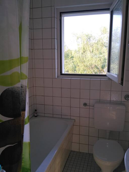 Das Bad mit Badewanne und Dusche