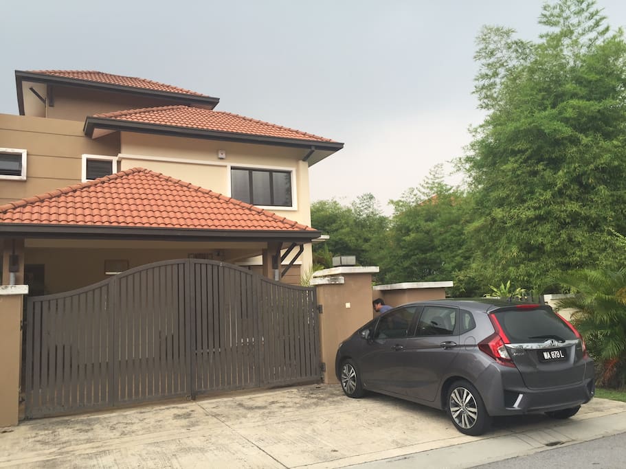 Semi D house with 2 parking (in) + 2 parking outside the house