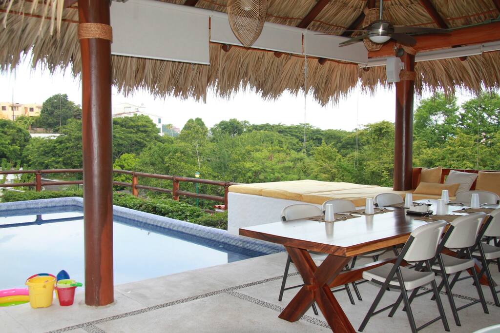 Palapa junto a la alberca