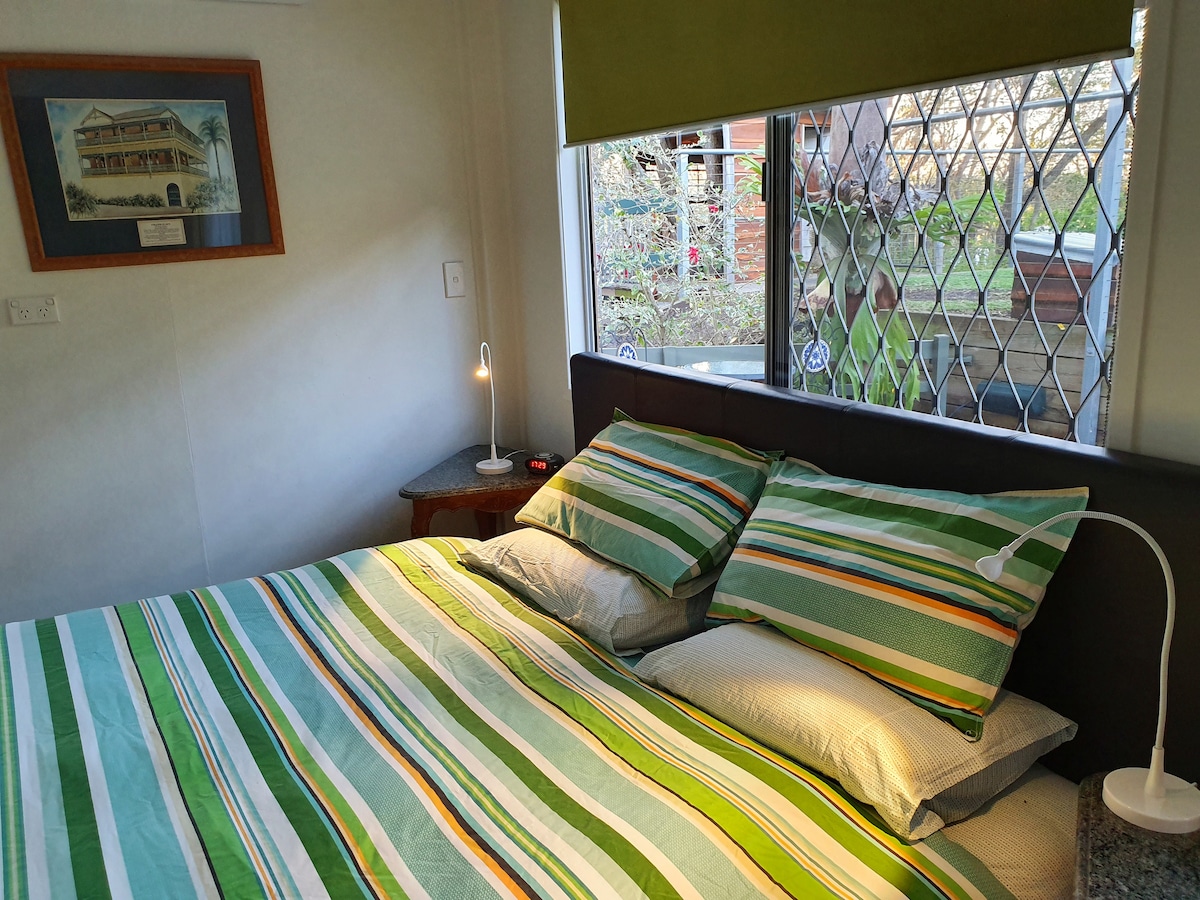 舒适的加大双人床，配有明亮通风的窗户。 空调让您在夏季度过一个受欢迎的凉爽度假胜地，冬季有一个舒适的角落。
