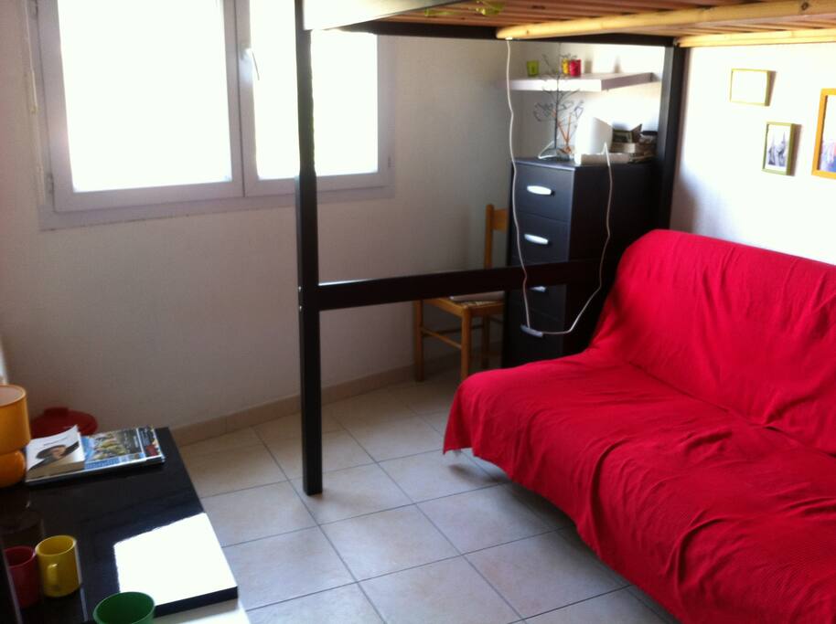 Un canapé sous le lit en mezzanine